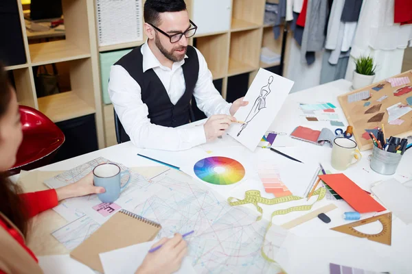 Homem Confiante Apontando Para Esboço Moda Papel Enquanto Interage Com — Fotografia de Stock