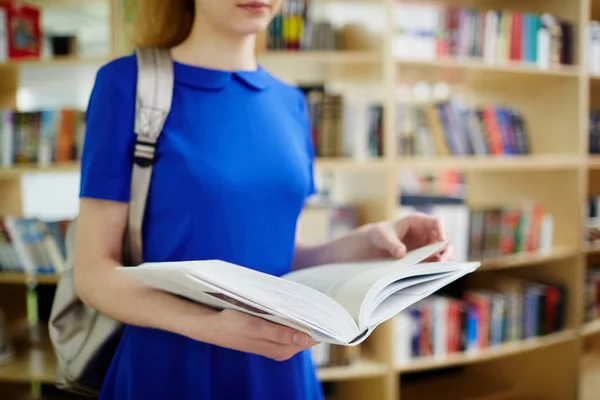 Estudante Vestido Azul Segurando Livro Aberto — Fotografia de Stock