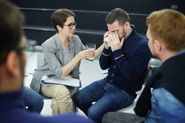 Hombre Preocupado Avergonzado Llorando Escondiendo Rostro Mientras Consejero Ofrece Vaso — Foto de Stock