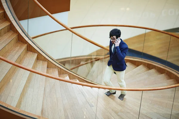 Llamando Hombre Negocios Que Muda Arriba Dentro Del Centro Negocios — Foto de Stock