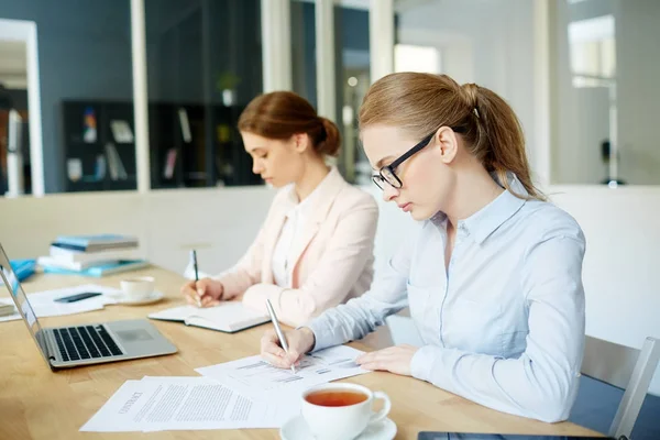 Unga Analytiker Skriva Ner Sina Idéer — Stockfoto