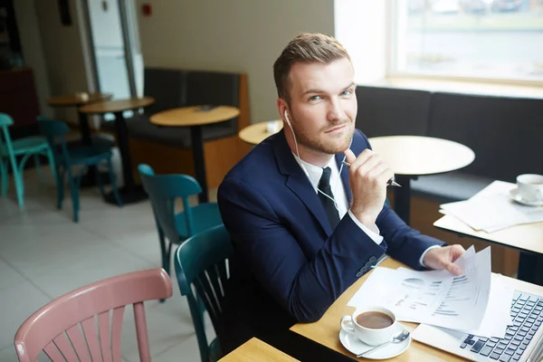 Joven Economista Trabajando Con Papeles Mientras Está Sentado Cafetería — Foto de Stock