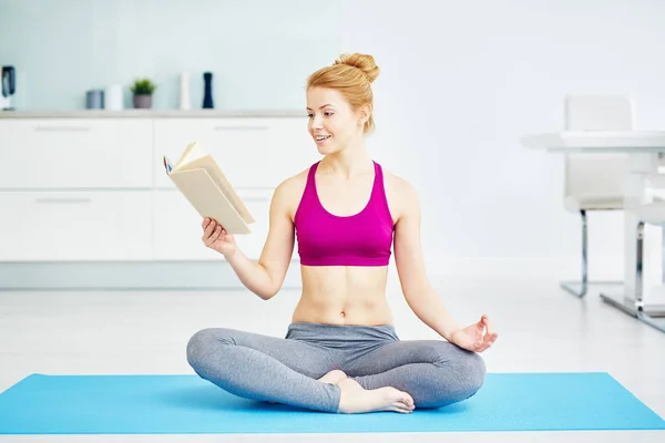 Portret Van Fit Rood Harige Vrouw Doen Yoga Oefeningen Thuis — Stockfoto