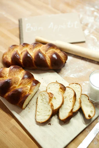 Dwa Bochenki Niektóre Kromki Chleba — Zdjęcie stockowe