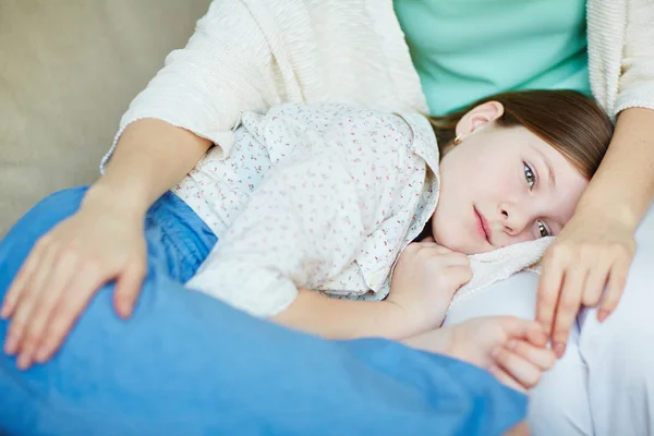 Adolescente Chica Apoyándose Madre —  Fotos de Stock