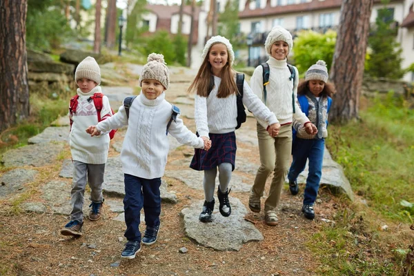 Grupp Glada Barn Kör Mot Kameran Håller Händerna Sin Första — Stockfoto