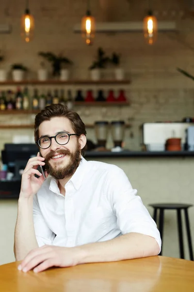 Glada Ägare Till Café Talar Till Någon Smartphone Tabell — Stockfoto