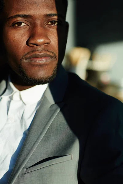 明るい日光の下に立って 真剣な表情でカメラを見てハンサムなアフリカ系アメリカ人の男性のビジネスの肖像画 — ストック写真