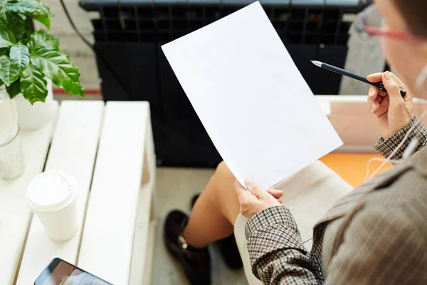 Mani Femminili Rugose Che Tengono Foglio Carta Penna Vuoti Colpo — Foto Stock