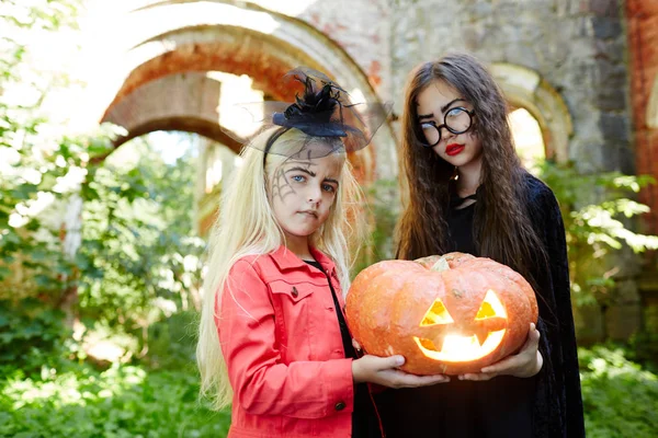 Weinig Vrienden Halloween Kleding Delen Hefboom Lantaarn Carnaval Feest — Stockfoto