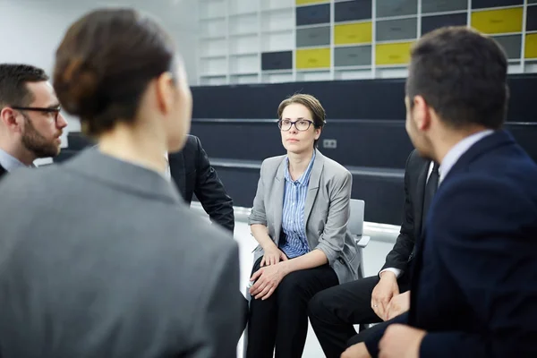 Start Diskussion Über Neue Ideen Für Geschäftsprojekte Beim Briefing Ambitionierter — Stockfoto