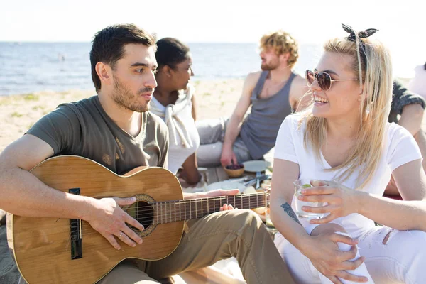 Jonge Man Met Gitaar Luisteren Naar Zijn Vriendin Met Drankje — Stockfoto