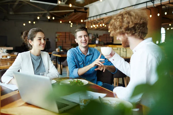 Multietniska Team Unga Chefer Analysera Resultaten Fulländad Arbete Med Hjälp — Stockfoto