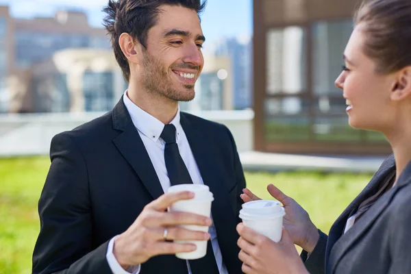 Jonge Agenten Met Drankjes Met Praten Buiten — Stockfoto