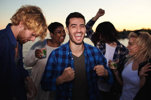 Ekstatische Tänzer Genießen Sommerabend Meer — Stockfoto