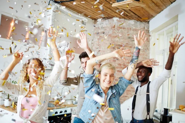 Amigos Extáticos Levantando Las Manos Durante Danza Bajo Caída Confeti — Foto de Stock