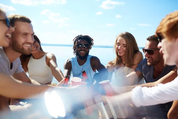 Happy Jonge Vrienden Roosteren Met Bier Bij Strand Partij — Stockfoto