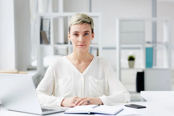 Ernstige Jonge Zakenvrouw Zitten Door Werkplek Kantoor — Stockfoto