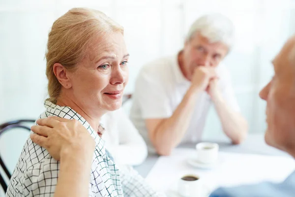 Senior Női Hallgatta Barátja Sír — Stock Fotó