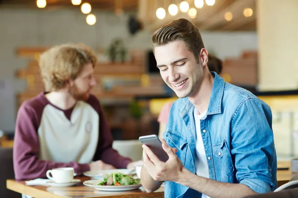 Ragazzo Moderno Denim Camicia Lettura Calda Offerta Nel Suo Smartphone — Foto Stock