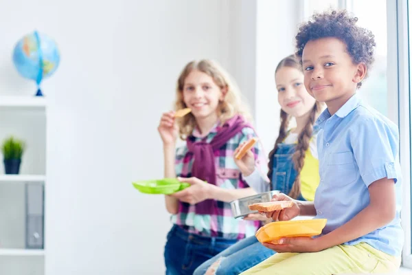 Sevimli Okul Arkadaşları Dersler Arasında Kopma Öğle Yemeği — Stok fotoğraf