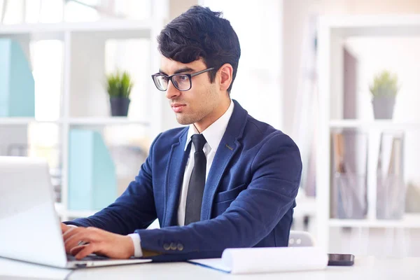 Seriöse Börsenmakler Auf Der Suche Nach Online Finanzdaten Und Statistiken — Stockfoto