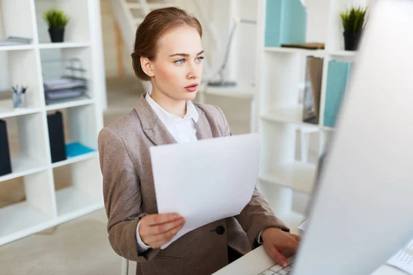 Jovem Contador Com Papel Sentado Frente Monitor Escritório — Fotografia de Stock