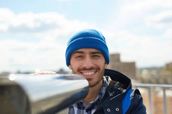 Portret Młodego Turysty Samotnie Uśmiechający Się Patrząc Kamery Podziwiając Panoramiczny — Zdjęcie stockowe