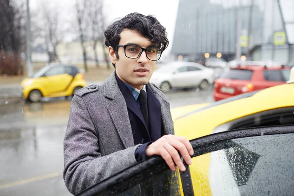 Junger Mann Mit Brille Steigt Ins Taxi — Stockfoto