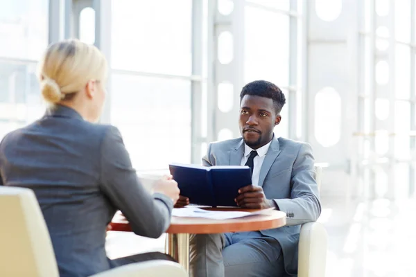 Retrato Serio Hombre Negocios Afroamericano Hablando Con Una Colega Mesa — Foto de Stock