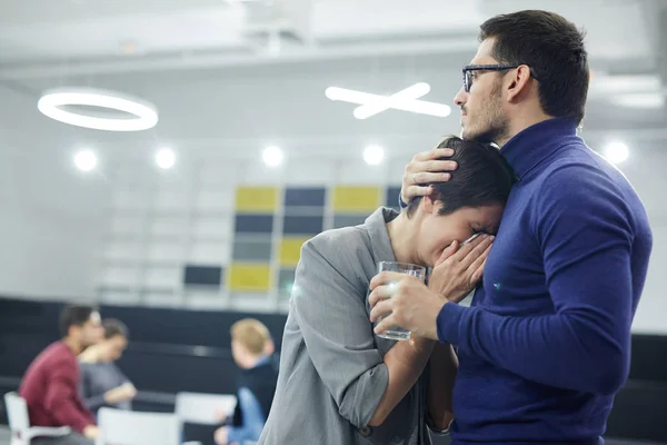 Donna Infelice Che Piange Tra Braccia Del Suo Amico — Foto Stock