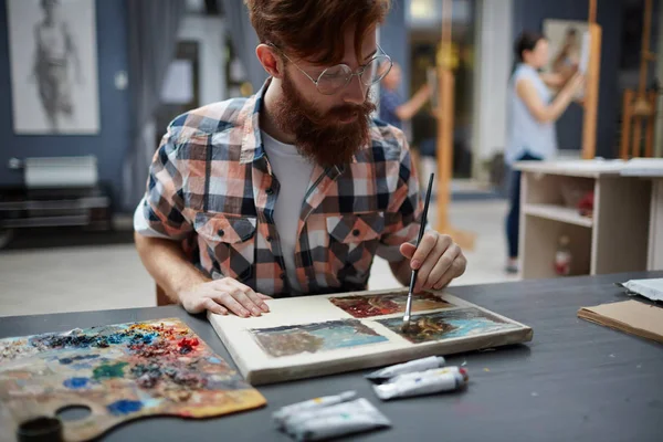Muž Sedí Stolu Malování Malém Plátně — Stock fotografie