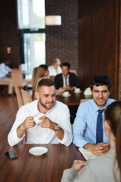 Δύο Γενειοφόρος Managers Κάθεται Στο Τραπέζι Του Καφέ Και Συζήτηση — Φωτογραφία Αρχείου
