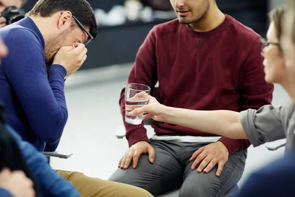 Su adam ağlayan bir kadın