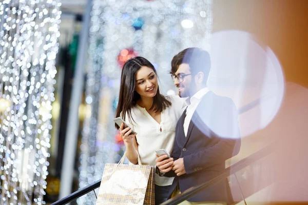 Vrouw Met Smartphone Uitvoering Van Paperbags Praat Met Zakenman Roltrap — Stockfoto