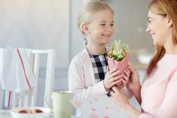 Glückliches Kleines Mädchen Überreicht Ihrer Mutter Einen Strauß Wildblumen Papier — Stockfoto