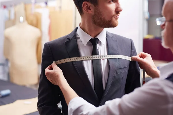 Guapo cliente en el modelo de montaje en Atelier — Foto de Stock