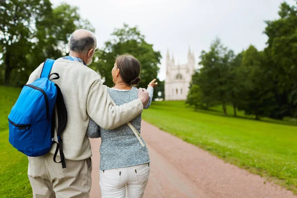 Achteraanzicht Van Senior Reizigers Naar Beneden Landweg Terwijl Het Naderen — Stockfoto