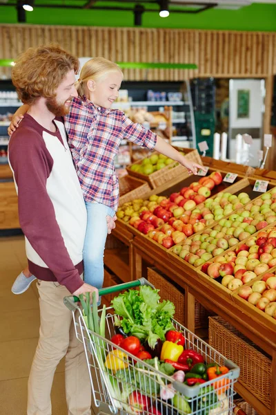 Niña Las Manos Padre Señalando Manzanas Maduras Supermercado — Foto de Stock