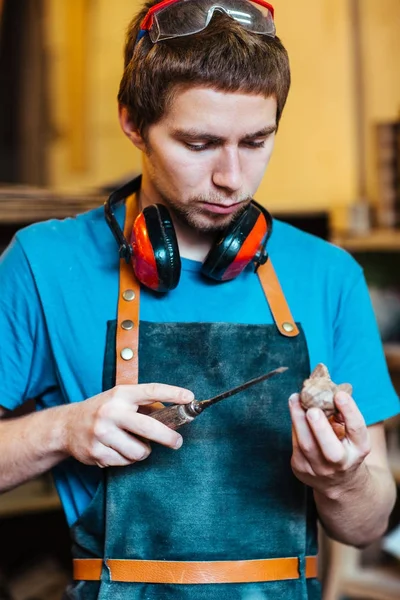 Porträtt Fokuserad Ung Man Arbetar Carpenting Studio Att Göra Träleksak — Stockfoto