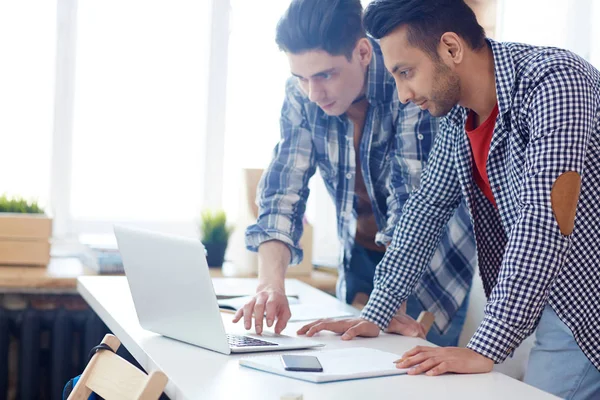 Clever Guys Reading Online Data While Preparing Conference Exam — Stock Photo, Image