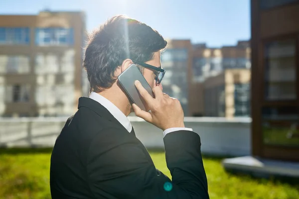 Agente Ocupado Con Teléfono Inteligente Comunicándose Con Cliente — Foto de Stock