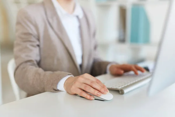 Hand Der Geschäftsfrau Der Maus Bei Der Computerarbeit Schreibtisch — Stockfoto