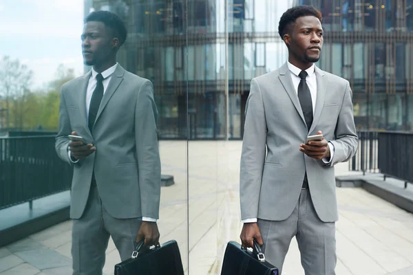 Agente Elegante Con Smartphone Maletín Esperando Cliente Aire Libre —  Fotos de Stock