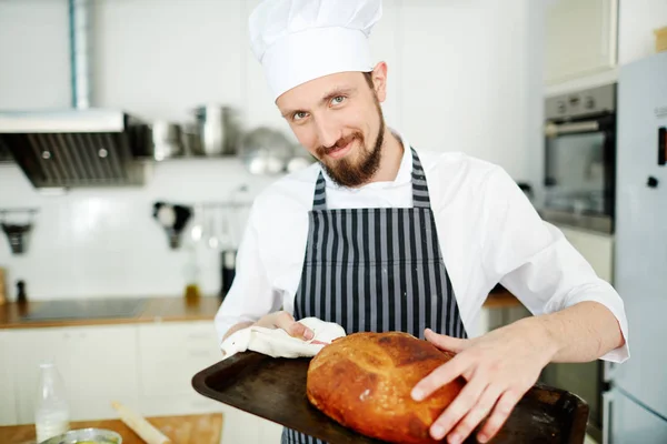 Νέοι Ζαχαροπλαστικής Baker Λαμβάνοντας Ζεστό Καρβέλι Ψωμί Από Δίσκο — Φωτογραφία Αρχείου