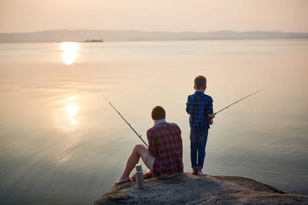 Retrovisore Ritratto Uomo Adulto Ragazzo Adolescente Seduti Insieme Rocce Pesca — Foto Stock