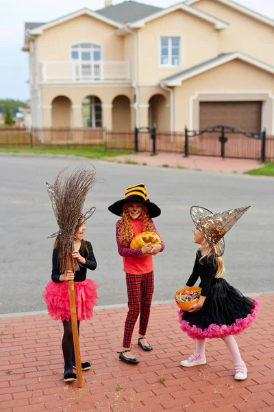 Три Персонажа Хэллоуина Метлой Лечить Конфеты Тыкву Разговаривают Открытом Воздухе — стоковое фото
