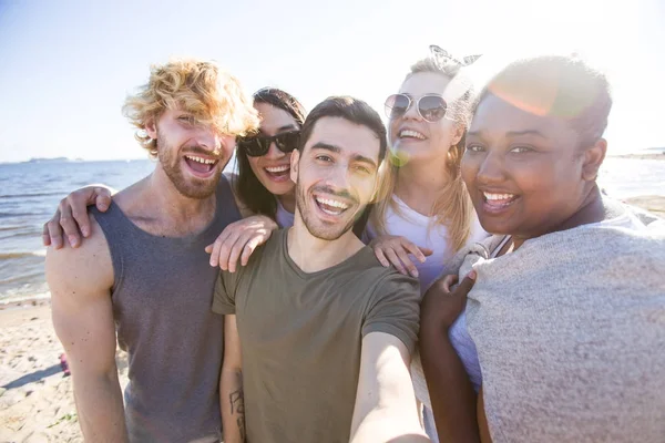 Ekstatische Freunde Genießen Ihre Ruhe Strand Und Machen Selfie — Stockfoto