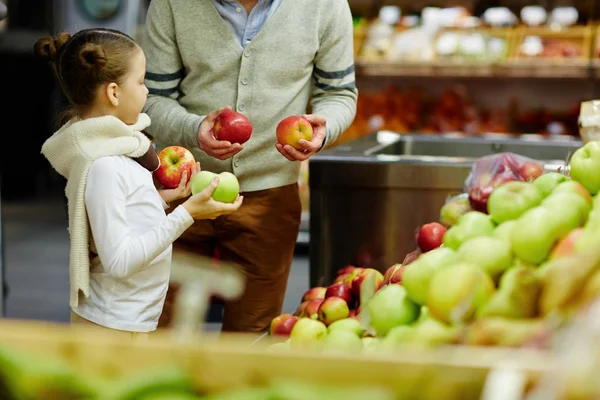 Aranyos Kislány Apa Kiválasztása Friss Érett Alma Más Gyümölcs Szupermarketben — Stock Fotó