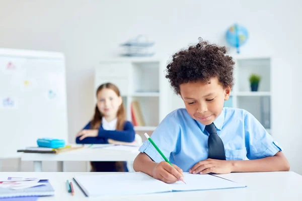 Menino Com Desenho Lápis Escrita Caderno Durante Aula Com Colegial — Fotografia de Stock